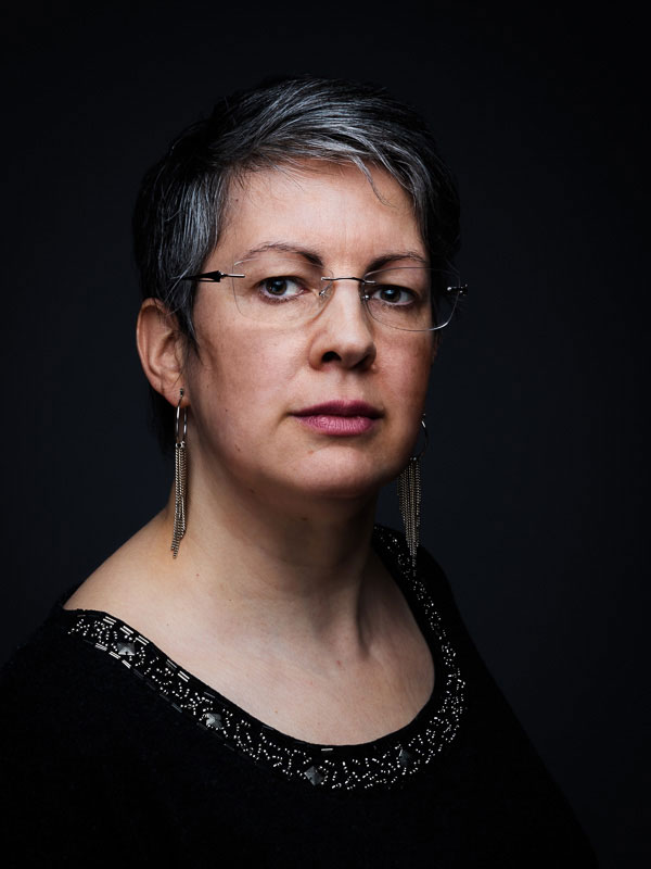 portrait-corporate-portrait-profil-pro-femme-cheveux-gris-aline-dubail-photographe-lille-marcq-en-baroeul
