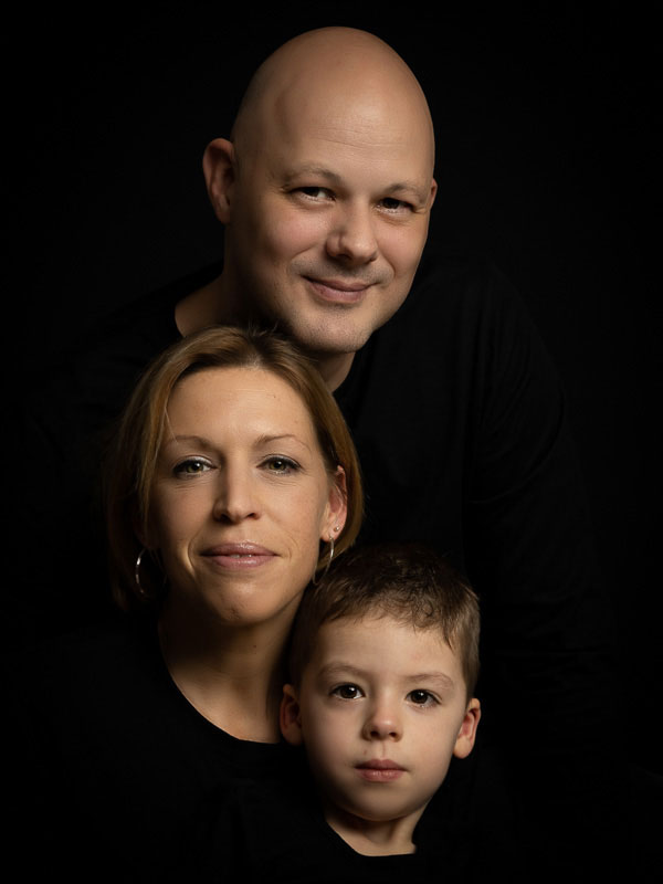 portrait-famille-trois-aline-dubail-photographe-lille-marcq-en-baroeul