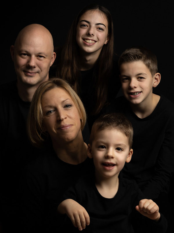 portrait-famille-tshirt-noir-cinq-aline-dubail-photographe-lille-marcq-en-baroeul