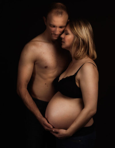 portrait-grossesse-couple-autour-du-ventre-aline-dubail-photographe-lille-marcq-en-baroeul