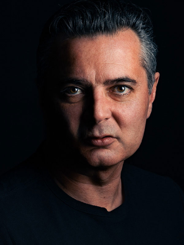 portrait-corporate-portrait-profil-pro-homme-tshirt-noir-aline-dubail-photographe-lille-marcq-en-baroeul