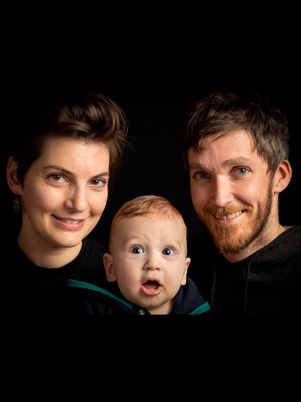 portrait-famille-bebe-verticale-aline-dubail-photographe-lille-marcq-en-baroeul