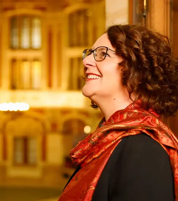 aline-dubail-photographe-Marcq-en-Baroeul-shooting-photo-lille-personal-branding-univers-entrepreneur-portrait-Anne-Claire-Coantic-ambiance-opera2-21