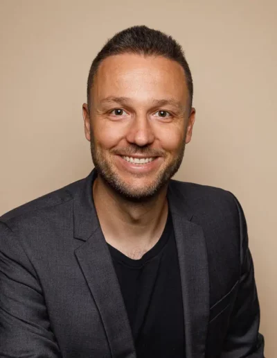 aline-dubail-photographe-shooting-photo-lille-profil-pro-corporate-homme-souriant-veste-grise-fond-beige