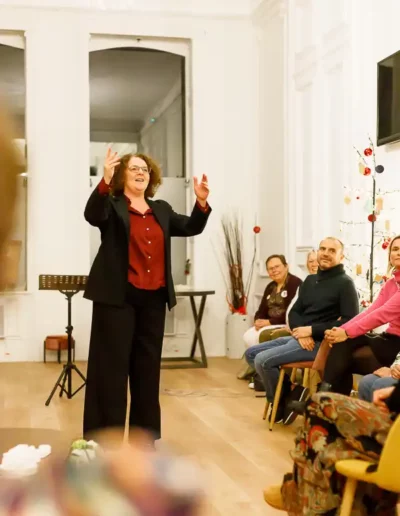 shooting-photo-lille-portrait-entrepreneur-personal-branding-portrait-metier-univers-entrepreneur-aline-dubail-photographe-marcq-en-baroeul-Anne-Claire-en-conférence