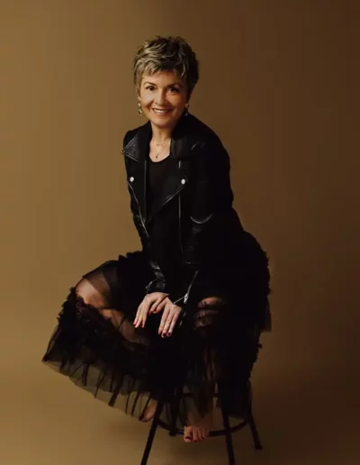 Aline-Dubail-photographe-Marcq-en-Baroeul-shooting-photo-Lille-portrait-revelation-femme-assise-sur-tabouret-jupe-en-tulle-studio-4