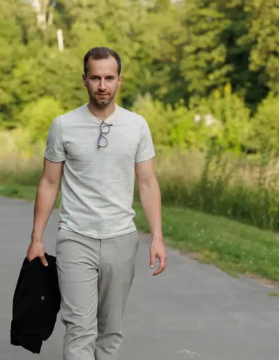 Aline-Dubail-photographe-Marcq-en-Baroeul-shooting-photo-Lille-portrait-site-rencontre-homme-marche-tenant-sa-veste-parc-villeneuve-d-Ascq-10