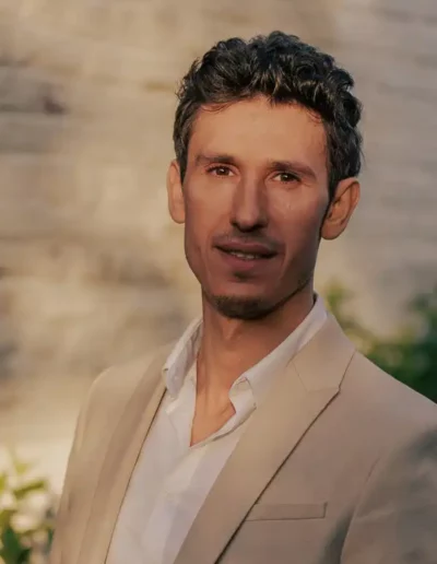 Aline-Dubail-photographe-Marcq-en-Baroeul-shooting-photo-Lille-portrait-site-rencontre-homme-regard-doux-soleil-couchant-rue-Marcq-en-Baroeul-30