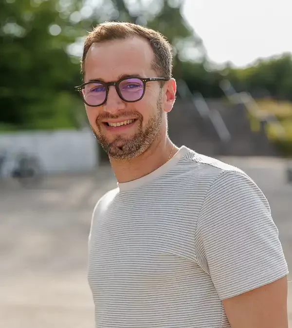 Aline-Dubail-photographe-Marcq-en-Baroeul-shooting-photo-Lille-portrait-site-rencontre-homme-sourire-en-exterieur-parc-villeneuve-d-Ascq-1