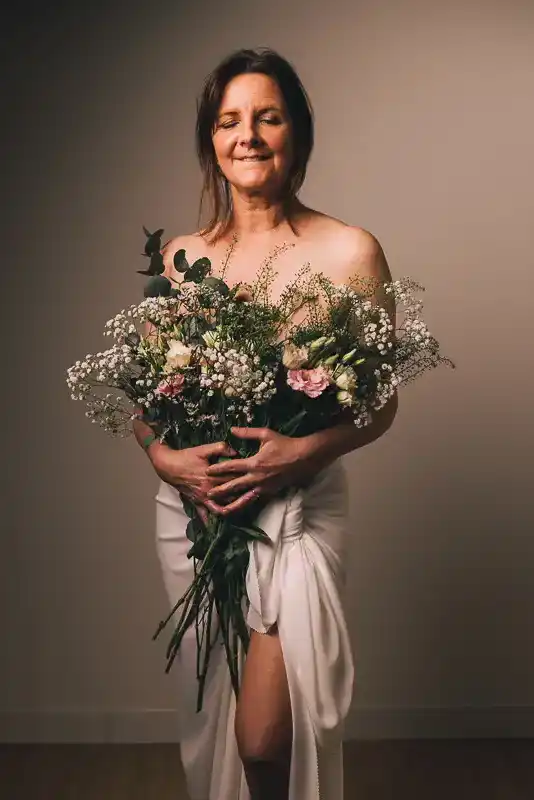 Femme souriante retrouvant assurance et sérénité pendant un shooting à Lille