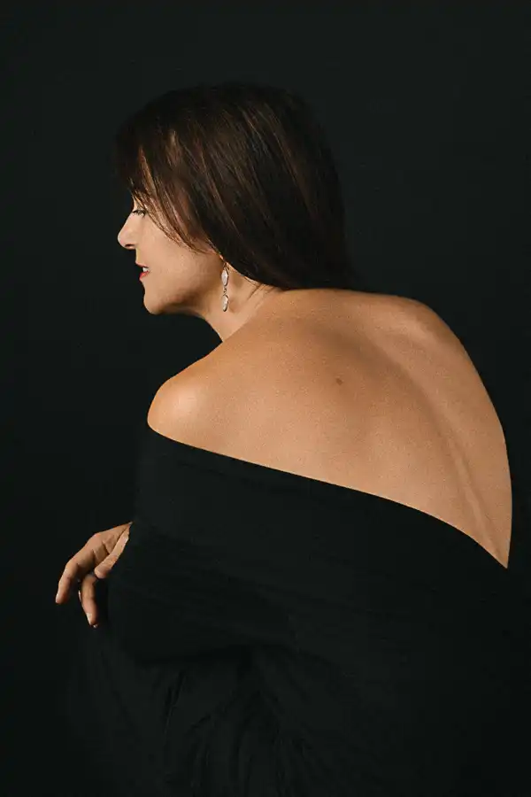 L’élégance et la confiance se rencontrent sous la lumière Séance photo glamour à Lille photographe styliste d’âme Aline Dubail