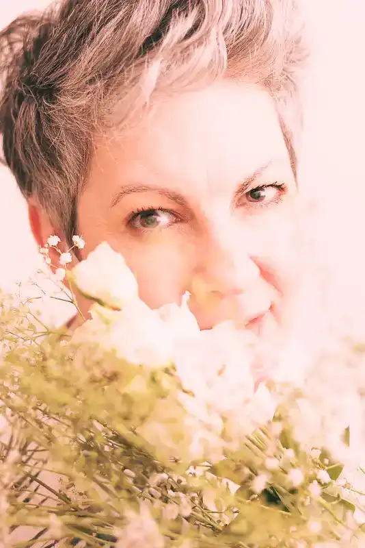 Ose te montrer tel(le) que tu es, simplement Séance photo intime et fleurie à Lille photographie d’art