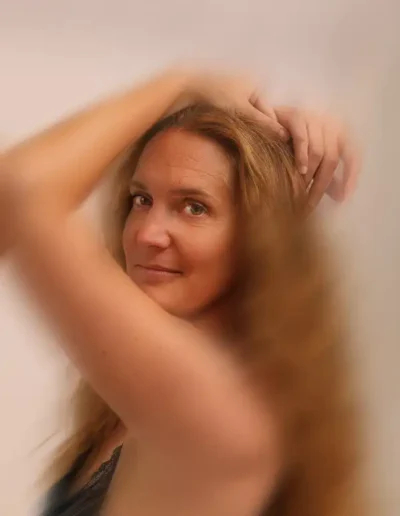 Gros plan émotionnel d’un regard sincère pendant une séance photo à Lille