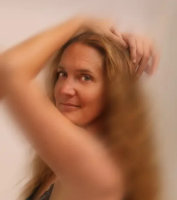 Gros plan émotionnel d’un regard sincère pendant une séance photo à Lille