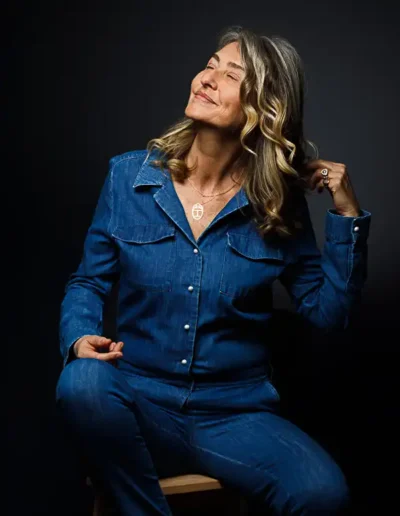 Portrait de femme avec un doux sourire au studio combinaison en jean