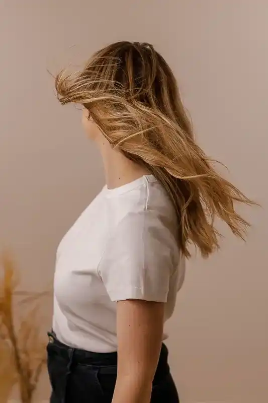 Personne apaisée profitant d’un shooting photo bien-être à Lille