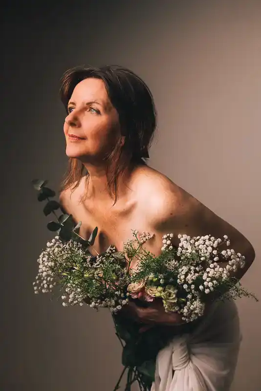 Redécouvre ta féminité sous un nouveau jour Portrait de femme glamour et lumineux à Lille séance photo élégante.