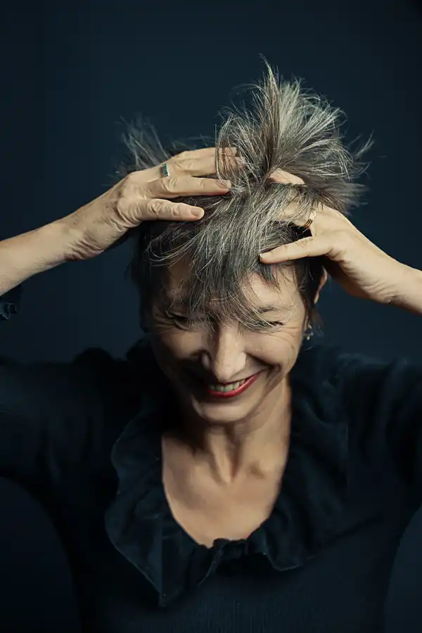 Une expérience pour te reconnecter à ton image Portrait de femme au studio à Marcq-en-Barœul lâché prise