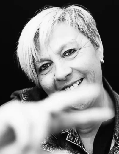 portrait-cheveux-gris-confiance-en-soi-Lille-Aline-Dubail-Photographe-Marcq-en-Baroeul-individuel-femme