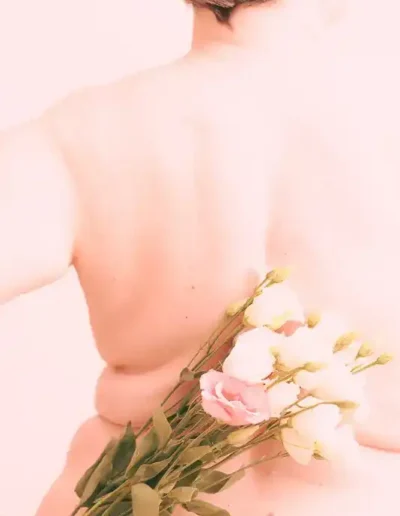 portrait-femme-fleurs-confiance-en-soi-shooting-photo-lille-aline-dubail-photographe-marcq-en-baroeul