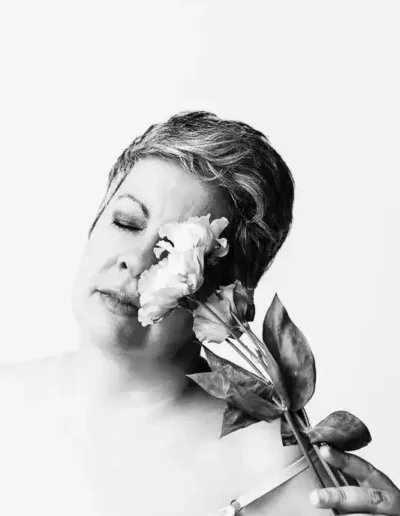 shooting-photo-confiance-femme-boudoir-lille-fleur-aline-dubail-photographe-marcq-en-baroeul