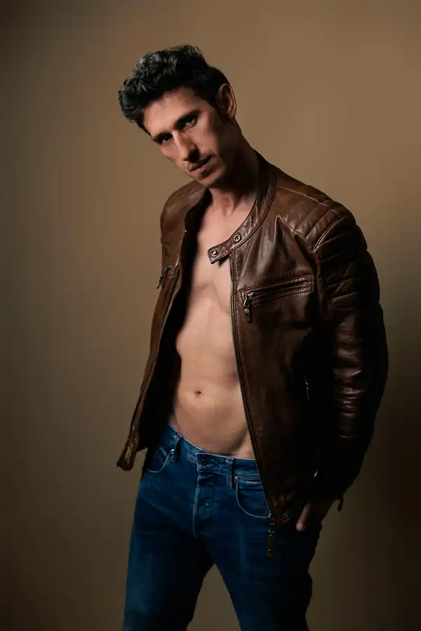 Aline-Dubail-photographe-Marcq-en-Baroeul-shooting-photo-Lille-portrait-revelation-homme-blouson-cuir-regard-biais-torse-nu-studio-Marcq-en-Baroeul-17
