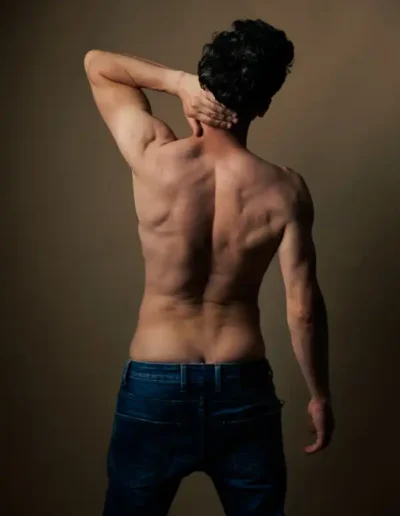 Aline-Dubail-photographe-Marcq-en-Baroeul-shooting-photo-Lille-portrait-revelation-homme-dos-musclé-studio-Marcq-en-Baroeul-14